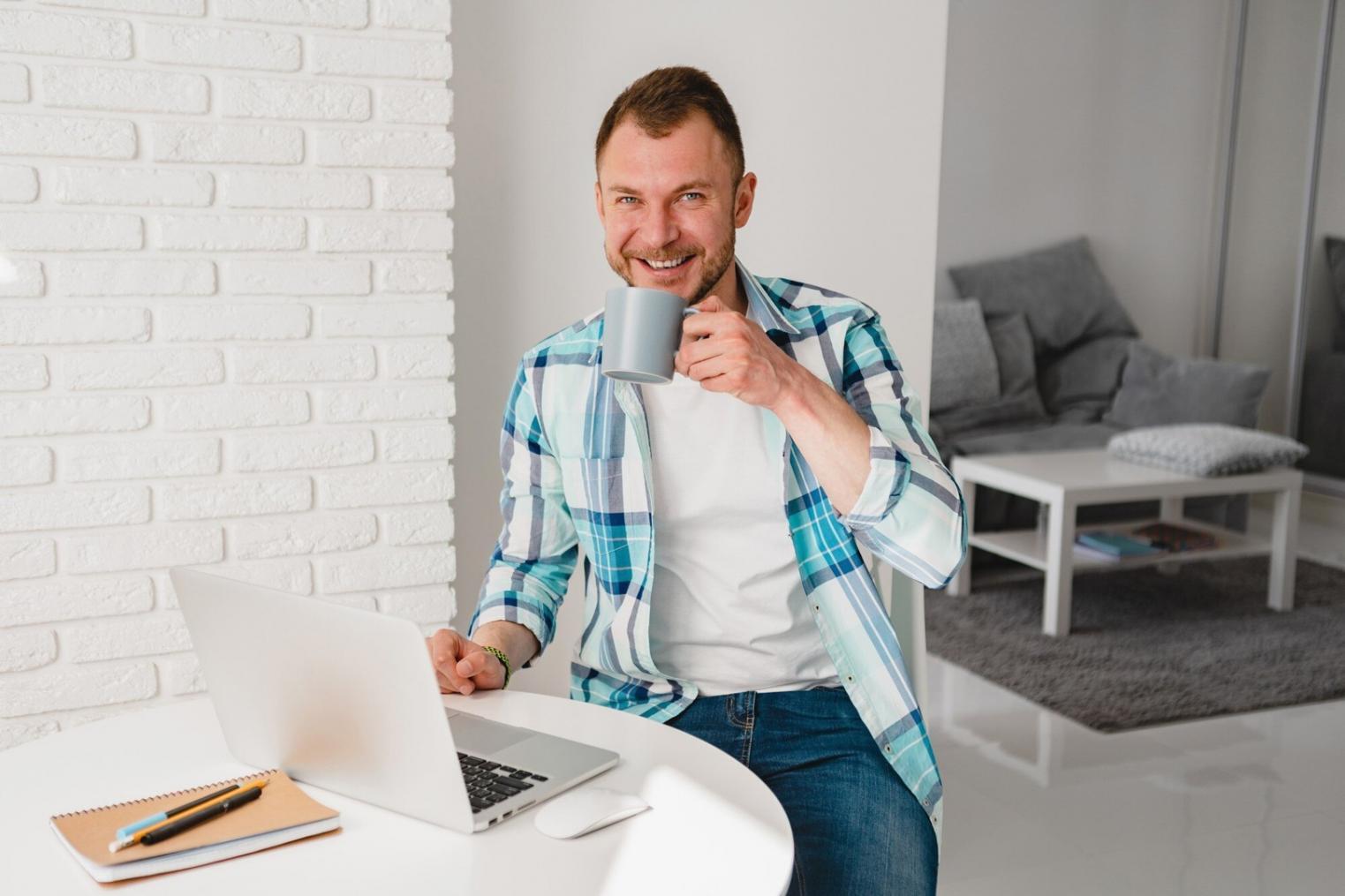 Profesionales en sesión de trabajo colaborativo