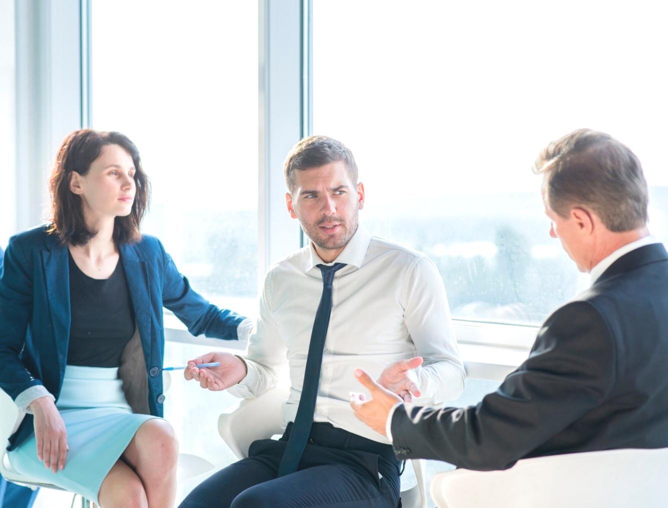 Personas trabajando juntas en planificación financiera